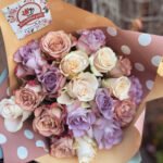 Pastelinių spalvų rožių puokštė.