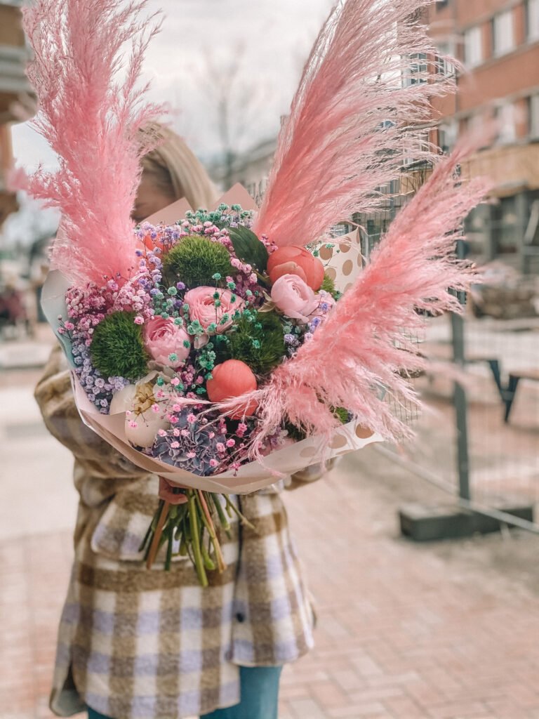 Skintų gėlių puokštė - Prabangi Floristo Interpretacija