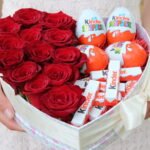 Dėžutė su raudonomis rožėmis ir saldainiais Kinder.