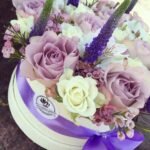 Gėlių dėžutė su alyvinio - violetinio atspalvio gėlytėmis.