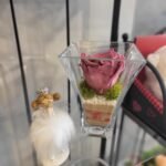 Mieganti rožė stikliniame inde