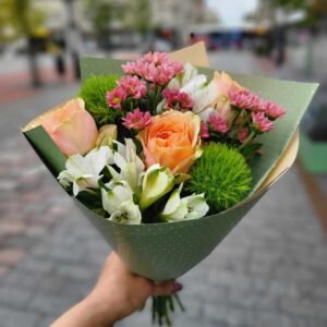 Mišri puokštė su persikinėmis rožėmis, baltais ir rožiniais žiedais