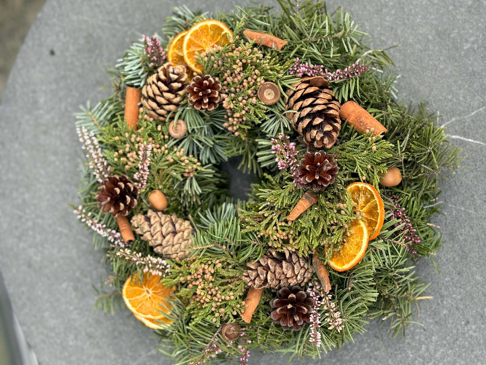 6861512e-513a-4ae7-9228-e72f100d15a2 (1) Šventinis Kalėdinis vainikėlis „Žiemos kvapas“ - Image 1