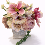 Dekoratyvinių gėlių kompozicija „Romantiška Prabanga“