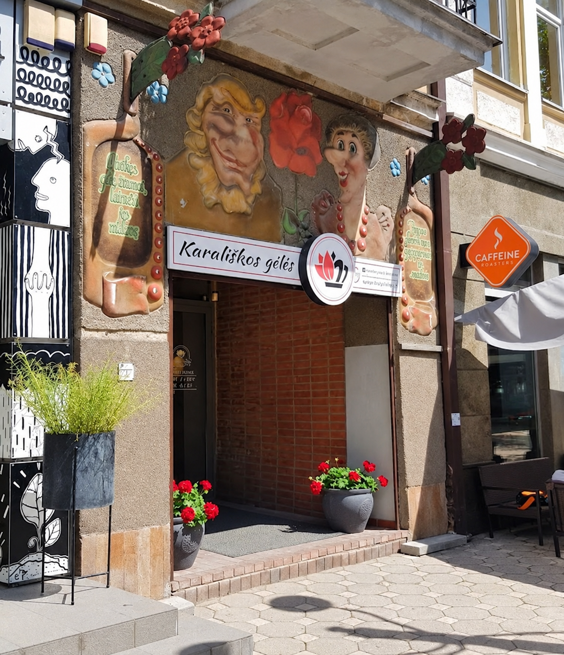 Karališkos gėlės parduotuvės įėjimas Šiauliuose