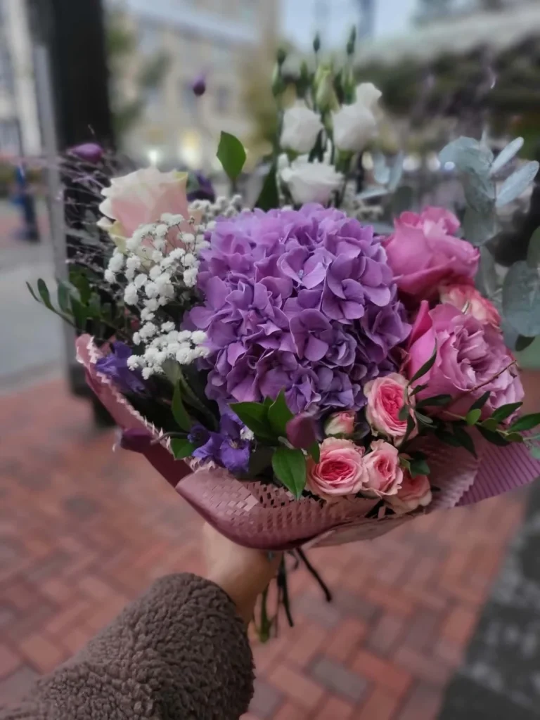 Puokštė su violetine hortenzija ir rožinėmis rožėmis
